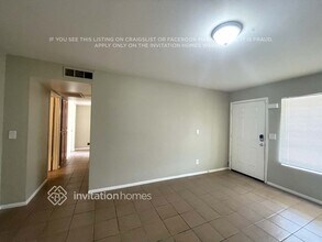 10902 W Montecito Ave, Unit 1st floor in Phoenix, AZ - Foto de edificio - Building Photo