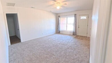 3209 Marydale Rd in Garland, TX - Foto de edificio - Building Photo