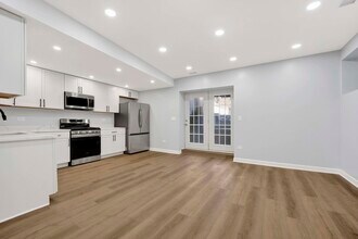 2329 N Geneva Terrace in Chicago, IL - Building Photo - Building Photo