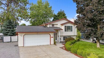 9705 N Ptarmigan Dr in Hayden, ID - Building Photo