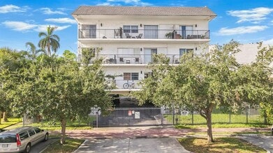 1960 Marseille Dr in Miami Beach, FL - Building Photo - Building Photo