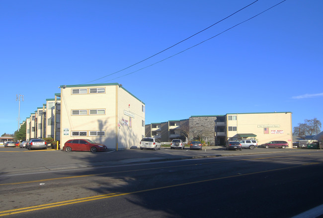 The Courtyard Apartments in Burien, WA - Foto de edificio - Building Photo