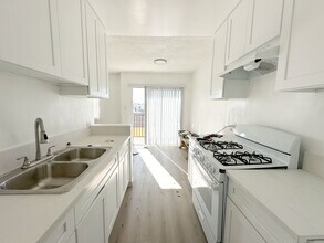 12624 Pacific Ave in Los Angeles, CA - Foto de edificio - Building Photo