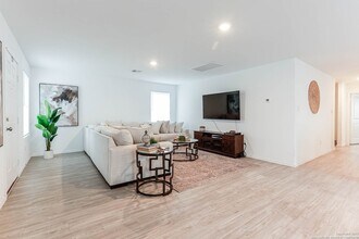 5935 Texas Spur in Seguin, TX - Foto de edificio - Building Photo