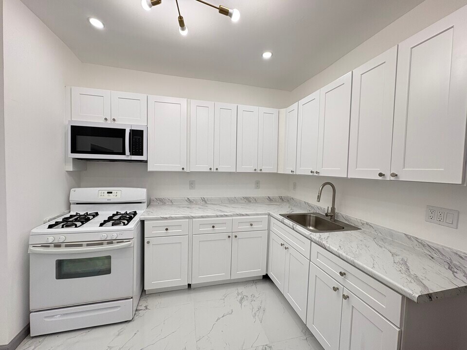 74 Warner Ave, Unit 2 in Jersey City, NJ - Building Photo