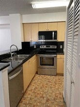 570 S Park Rd in Hollywood, FL - Foto de edificio - Building Photo