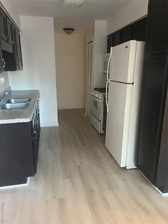 39514 Old Dominion Dr in Clinton Township, MI - Building Photo - Building Photo