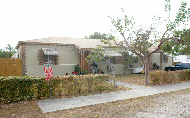 305 NW 8th St in Homestead, FL - Building Photo - Building Photo