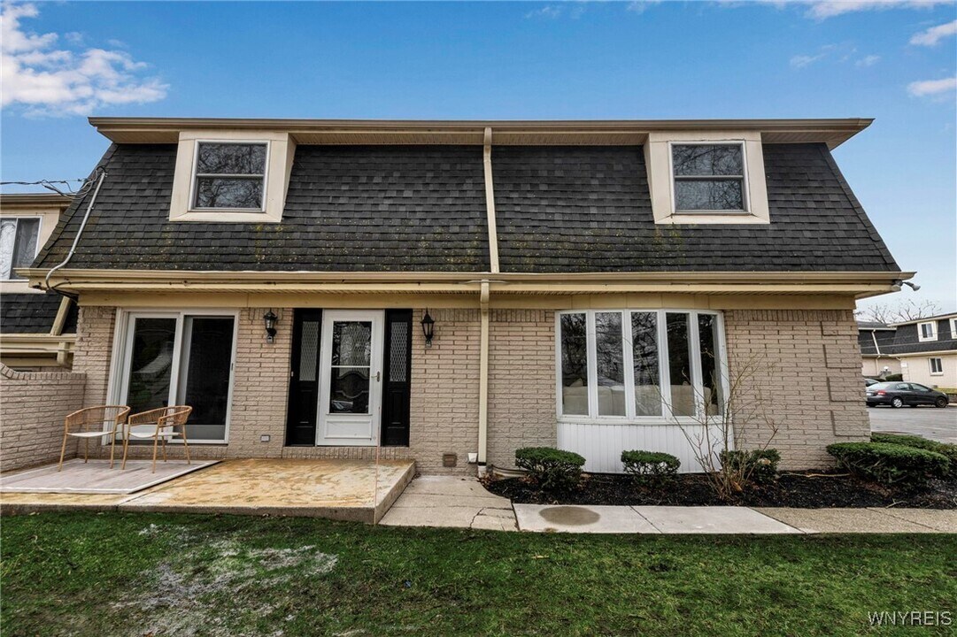 4 Cambridge Square in Buffalo, NY - Building Photo