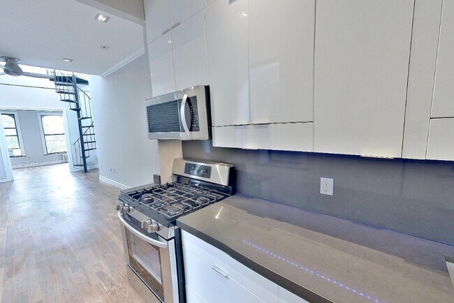 321 E 10th St