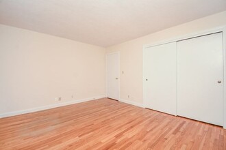 129 Emerson Gardens Rd in Lexington, MA - Foto de edificio - Building Photo