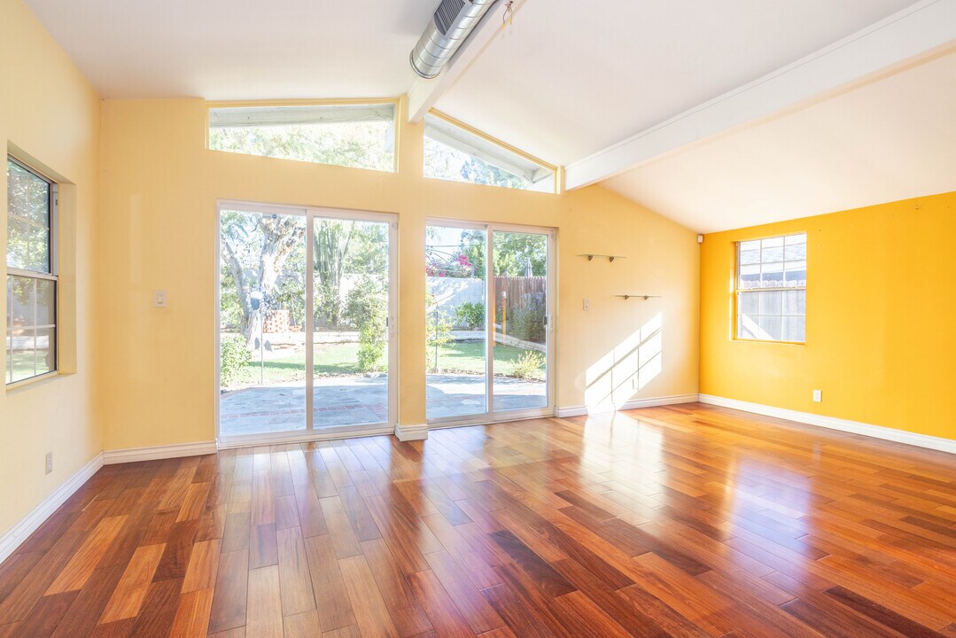 19951 Acre St in Northridge, CA - Building Photo