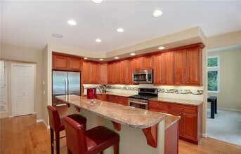 11404 NE 106th Ln in Kirkland, WA - Building Photo - Building Photo