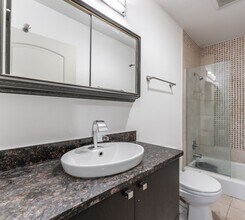 206-2F W Division St, Unit 2F in Chicago, IL - Building Photo - Building Photo