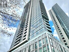 77 Mutual St in Toronto, ON - Building Photo