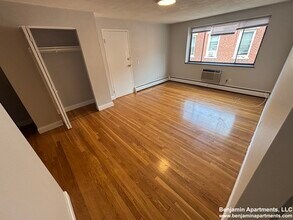 210 Babcock St, Unit 4G in Brookline, MA - Building Photo - Building Photo