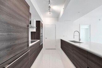 301 Altara Ave in Coral Gables, FL - Foto de edificio - Building Photo