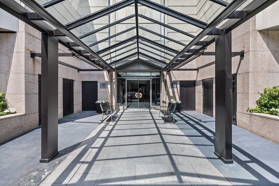 1001 Pl. Mount Royal in Montréal, QC - Building Photo