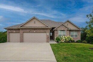 5200 Shoal Creek Ct in Columbia, MO - Building Photo