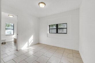 1830 W 27th St in Jacksonville, FL - Foto de edificio - Building Photo