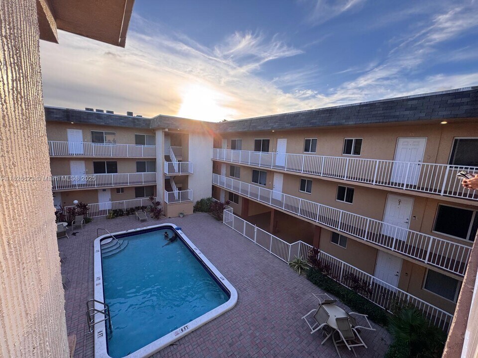 7910 Taft St in Pembroke Pines, FL - Building Photo