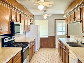 225 Crest Hill Dr in Conroe, TX - Building Photo - Building Photo