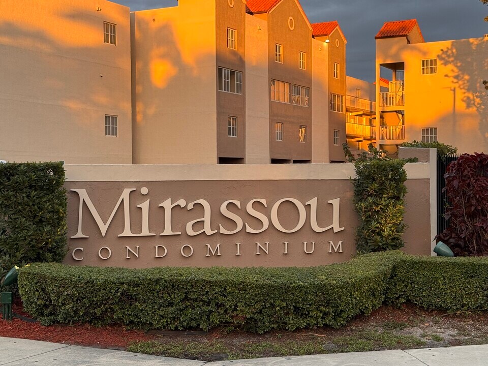 6155 NW 186th St, Unit 107 in Hialeah, FL - Building Photo