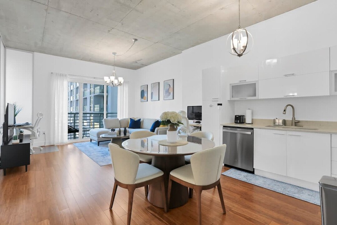 137 NE 2nd Ave in Miami, FL - Building Photo