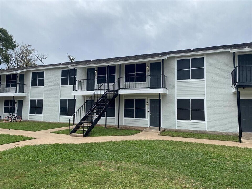 102 Oakdale Ct in Brazoria, TX - Building Photo