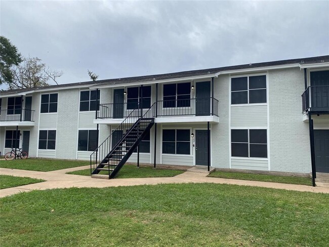 property at 102 Oakdale Ct