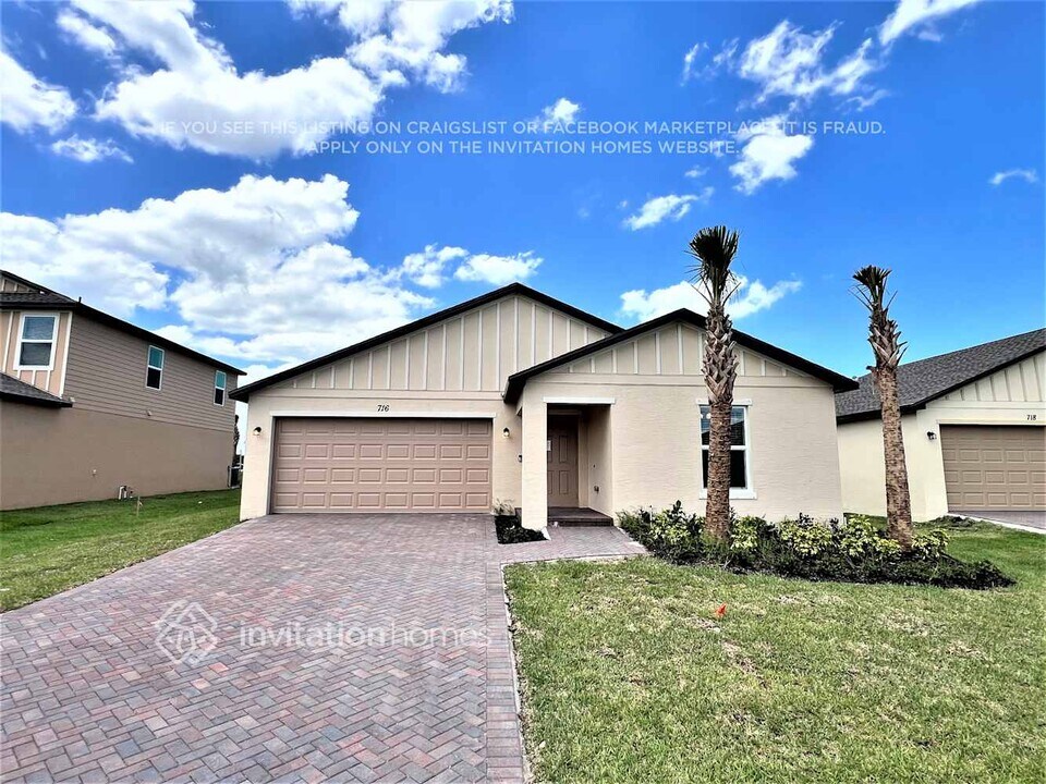716 Carlyle Wy in Fort Pierce, FL - Foto de edificio