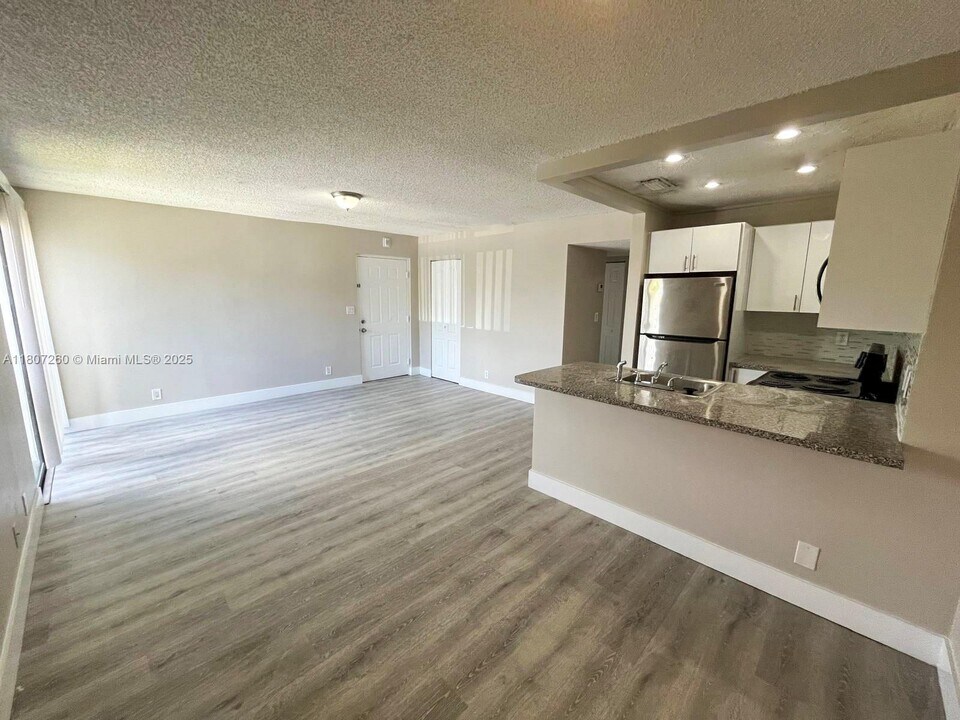 11777 NW 30th St, Unit 206 in Coral Springs, FL - Building Photo