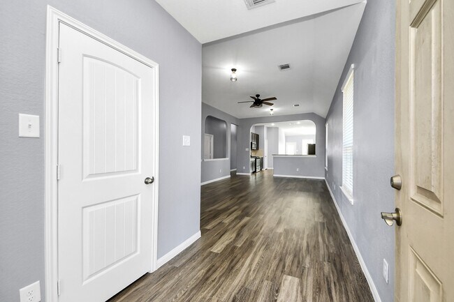 2335 Spring Hollow Dr in Baytown, TX - Building Photo - Building Photo