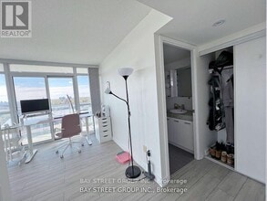 33 Singer Ct in Toronto, ON - Building Photo - Building Photo