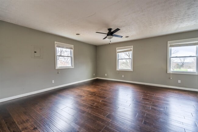 2426 Lewisburg Rd in Russellville, KY - Building Photo - Building Photo