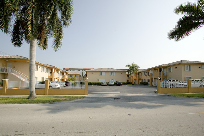 Junor Apartments in Hialeah, FL - Building Photo - Building Photo