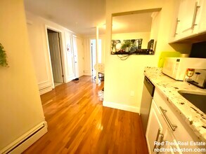 238 Everett St, Unit 1 in Boston, MA - Foto de edificio - Building Photo