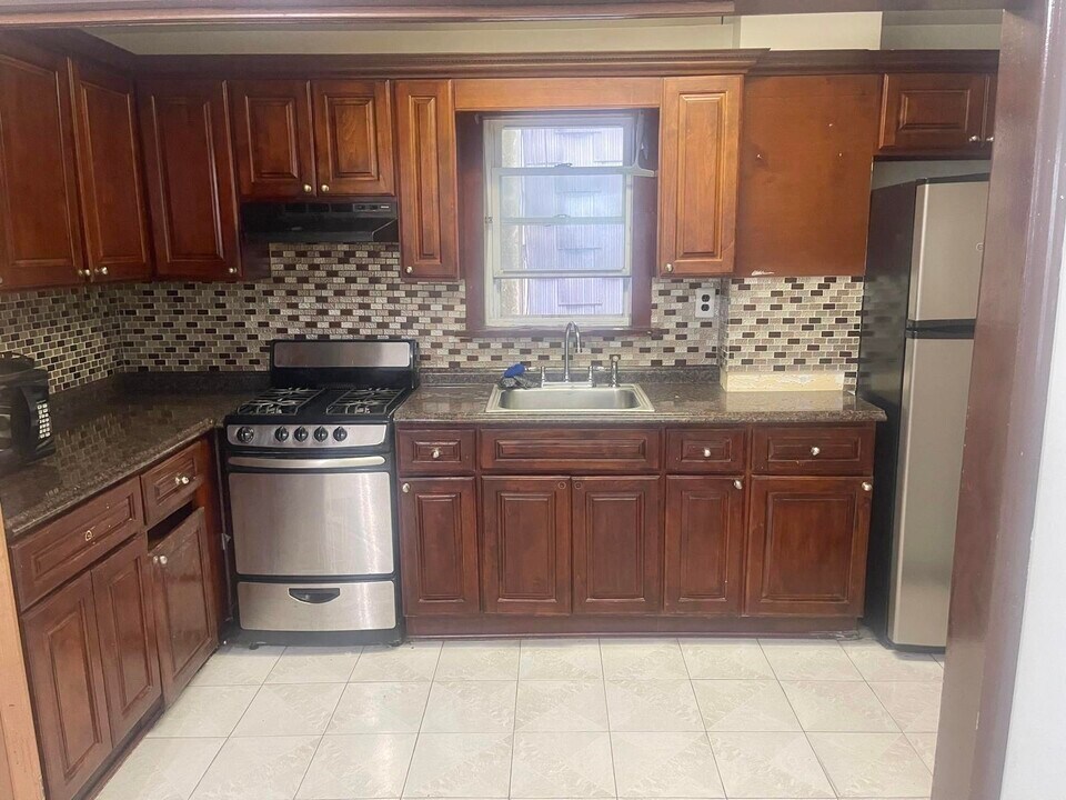 200 Hutton St in Jersey City, NJ - Building Photo