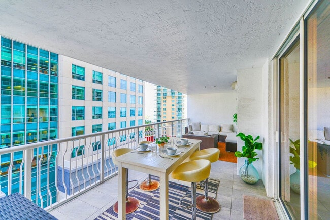 1 SE 12th St in Miami, FL - Building Photo - Building Photo