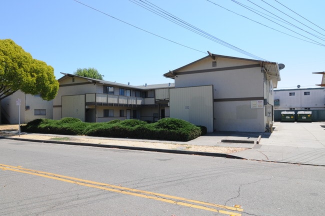 684 Memorial Way in Hayward, CA - Foto de edificio - Building Photo