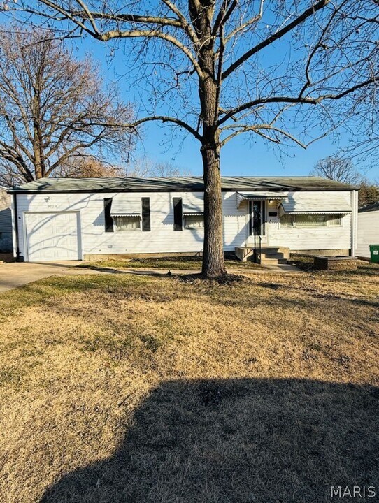 9720 Gloucester Dr in St. Louis, MO - Building Photo