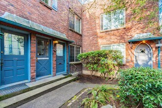 Lansdowne Manor in Seattle, WA - Building Photo - Building Photo