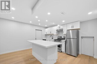 19 Candis Dr in Toronto, ON - Building Photo - Building Photo