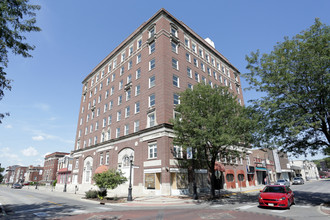 Bluff Towers Apartments in Council Bluffs, IA - Building Photo - Building Photo