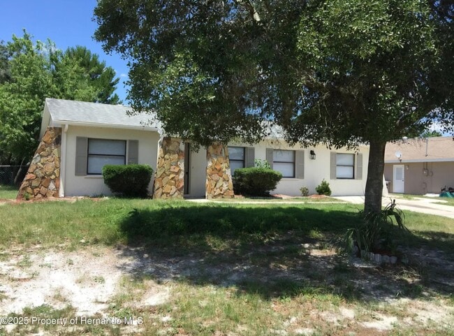 9619 Langan St in Spring Hill, FL - Building Photo - Building Photo