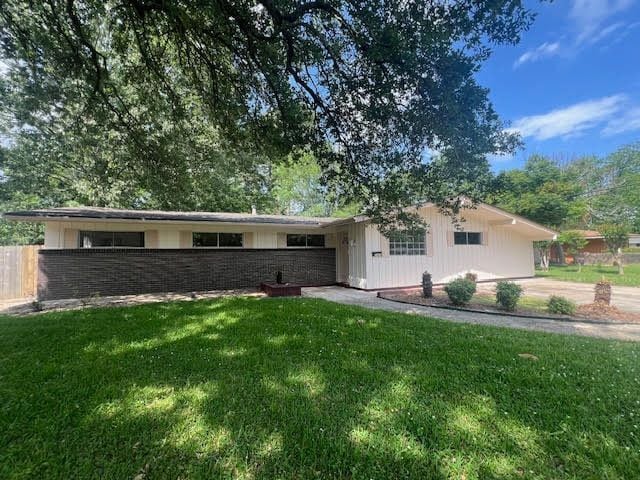 property at 2464 Kensington Dr