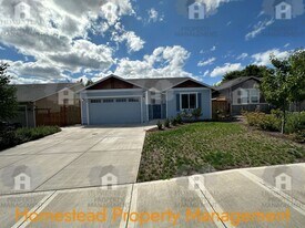 309 SW Oregon Trail Dr in Dallas, OR - Building Photo