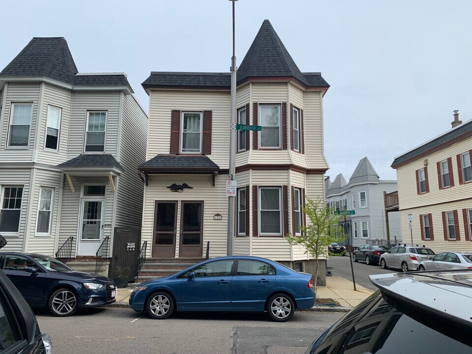 686 E 7th St, Unit 1 in Boston, MA - Building Photo