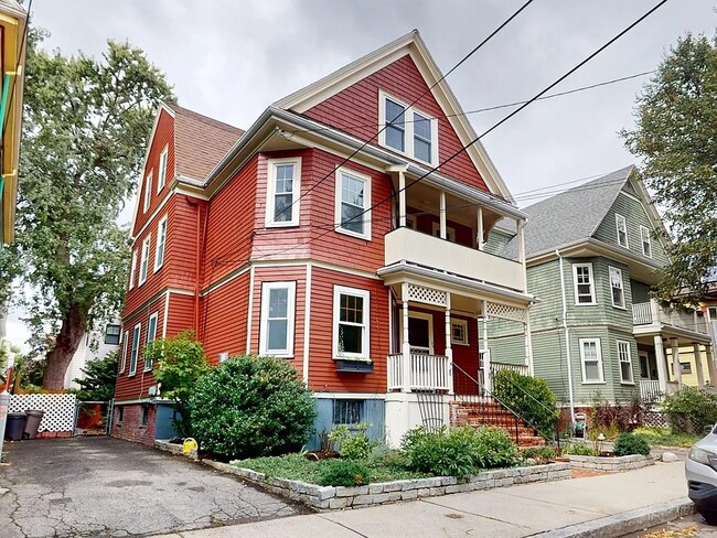 84 Rogers Ave, Unit 1 in Somerville, MA - Building Photo - Building Photo