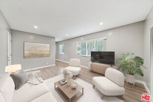 252 S New Hampshire Ave in Los Angeles, CA - Building Photo